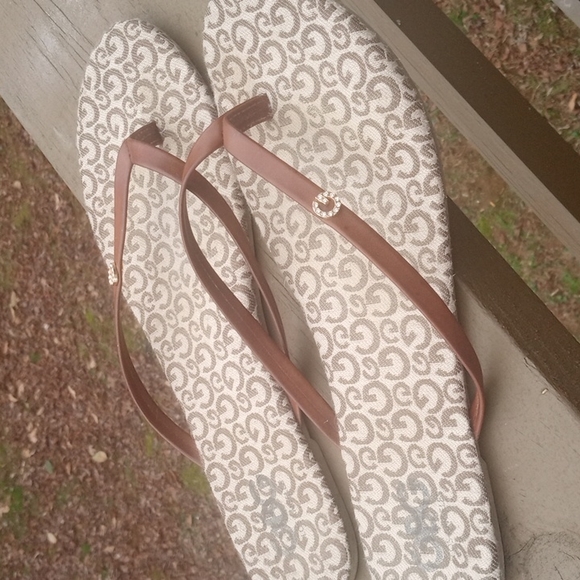 Guess Flip Flops - Picture 2 of 3